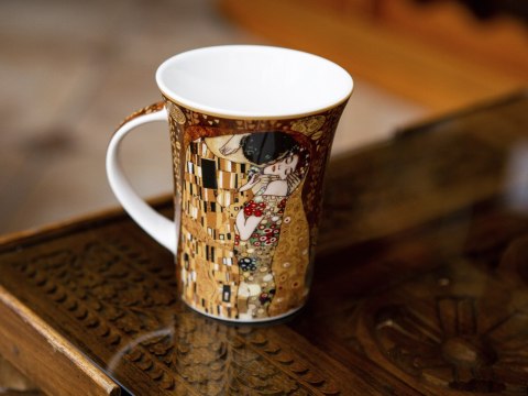 Kubek z ozdobnym pudełkiem - G. Klimt, Pocałunek (CARMANI)