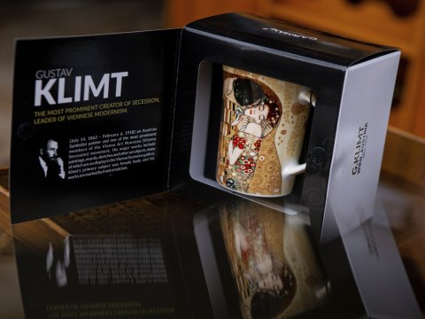 Kubek w pudełku - G. Klimt, Pocałunek, kremowe tło (CARMANI)