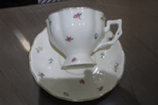 Filiżanka ze spodkiem delikatne kwiatki