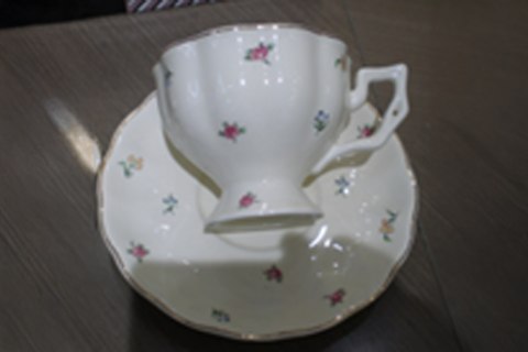 Filiżanka ze spodkiem delikatne kwiatki