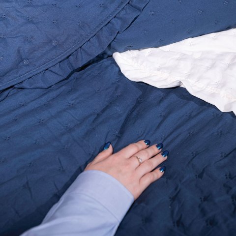 WERONA Narzuta dekoracyjna z falbaną, 200x220cm, kolor niebieski Markizeta